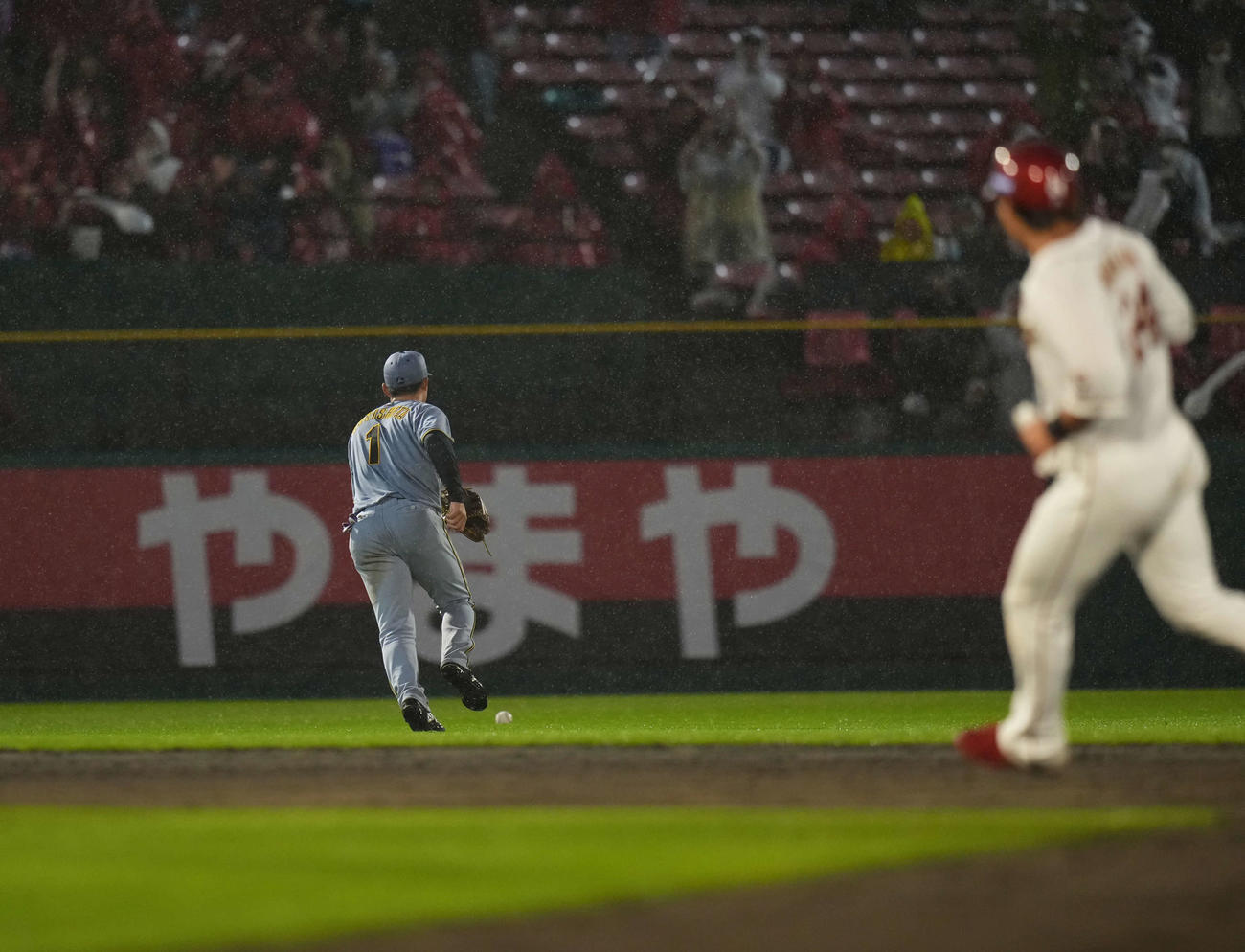 楽天対阪神　10回裏楽天2死一、二塁、石原彪の打球を追う森下（撮影・井上学）