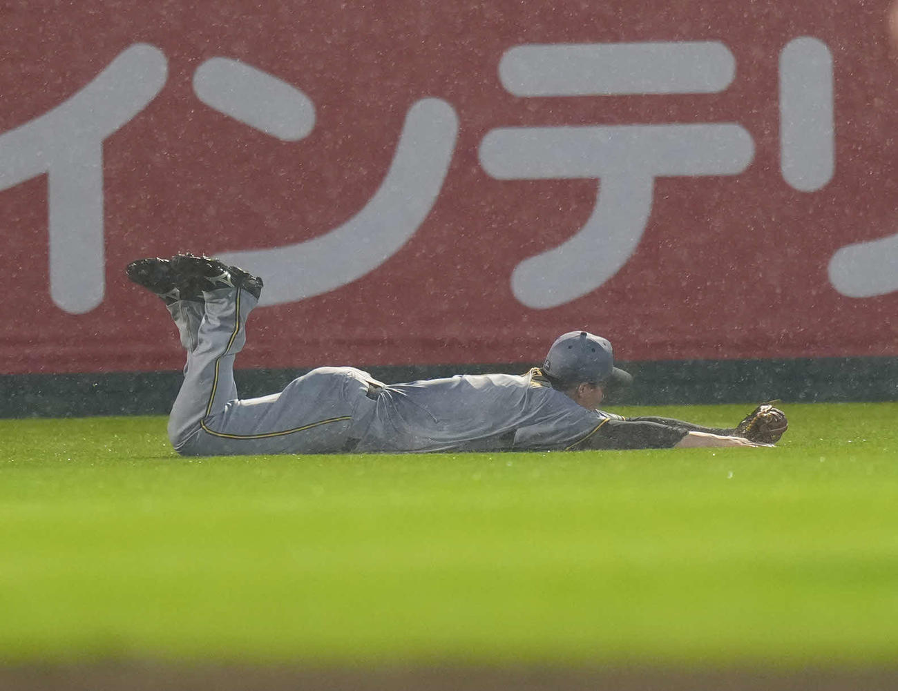 楽天対阪神　10回、小郷の打球を好捕する森下（撮影・井上学）