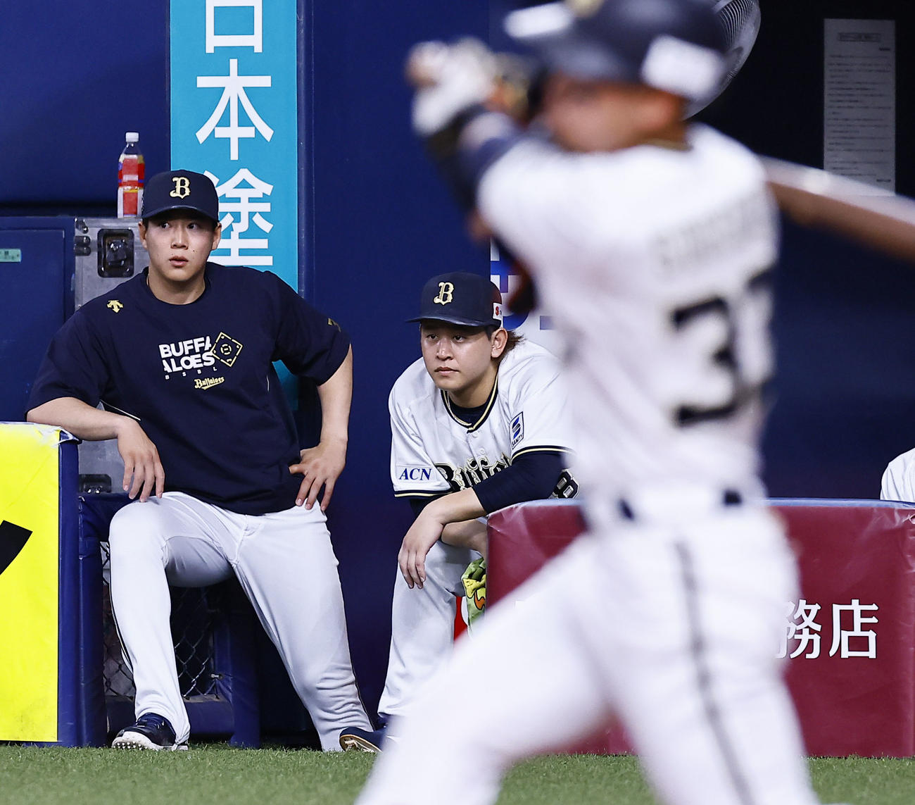 オリックス対巨人　9回裏オリックス2死、ベンチから杉沢の打席を見つめる宮城（中央）（撮影・藤尾明華）