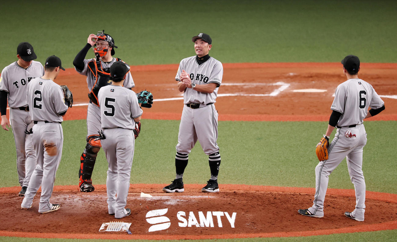 オリックス対巨人　10回裏オリックス2死一、二塁、投手交代を告げた阿部監督はマウンドで白い歯を見せながらナインに声をかける（撮影・加藤哉）