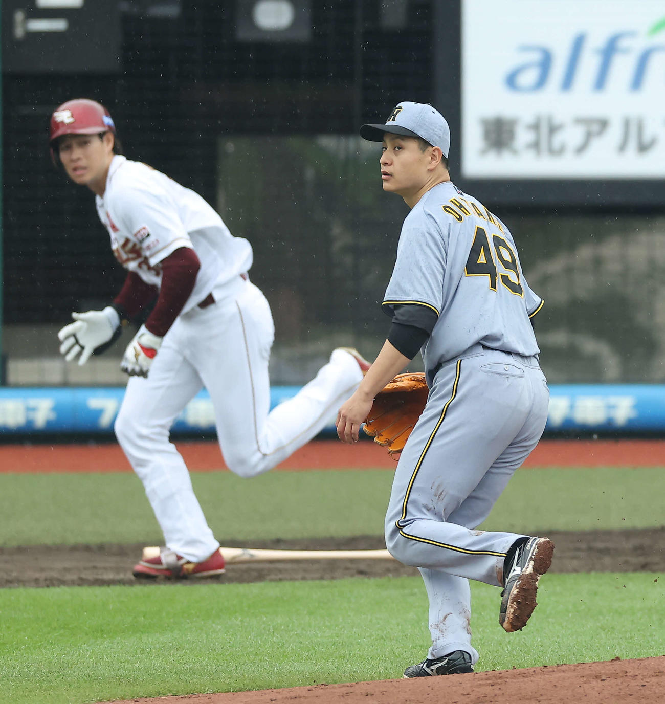 楽天対阪神　5回裏楽天1死二塁、中島に右前打を浴びる大竹（撮影・河田真司）
