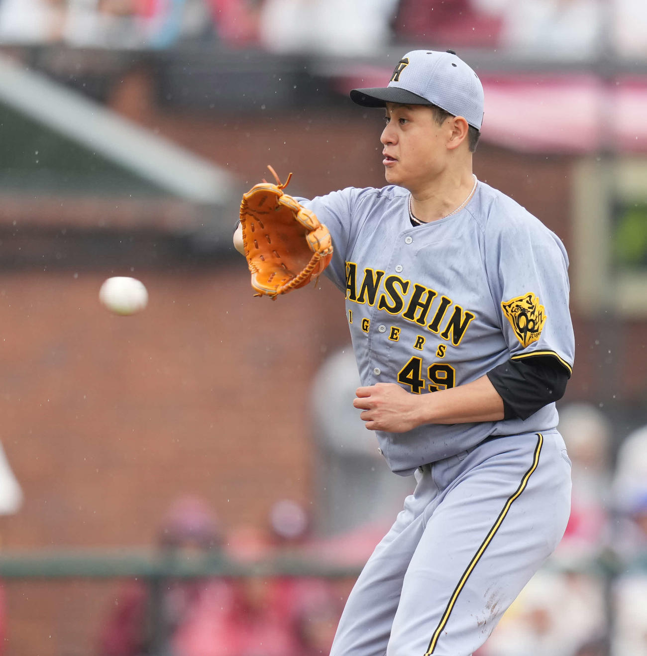 楽天対阪神　5回裏楽天1死、辰己の打球に反応する大竹（撮影・井上学）