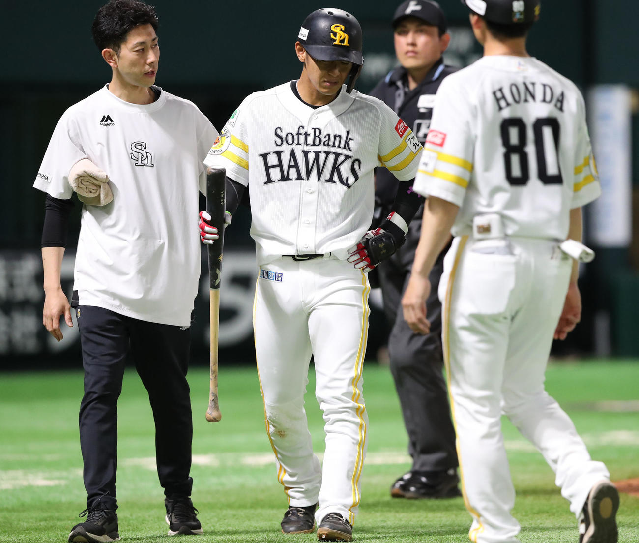 ソフトバンク対DeNA 5回途中に交代する今宮（撮影・梅根麻紀）
