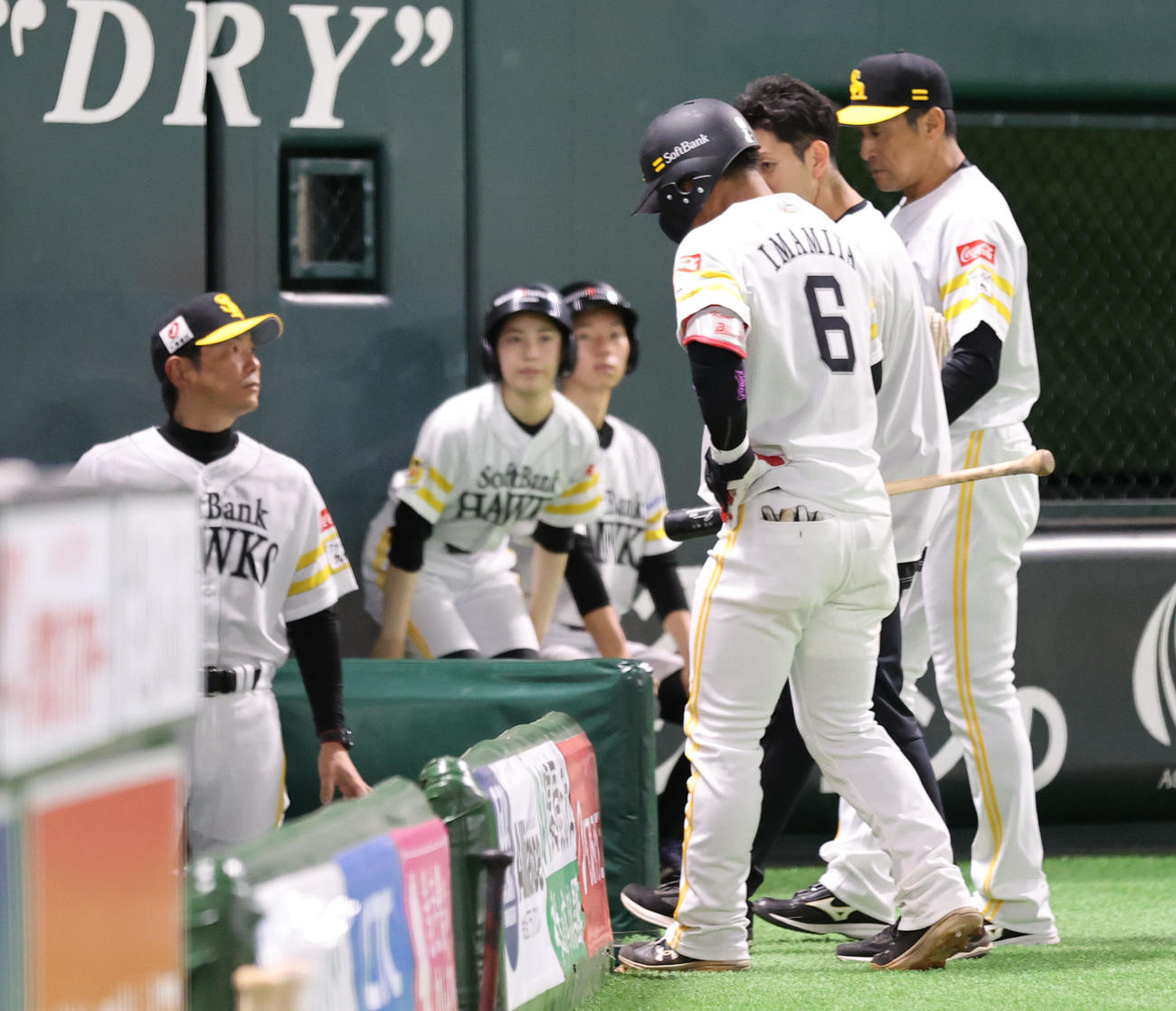 ソフトバンク対DeNA 5回途中に交代する今宮（撮影・梅根麻紀）