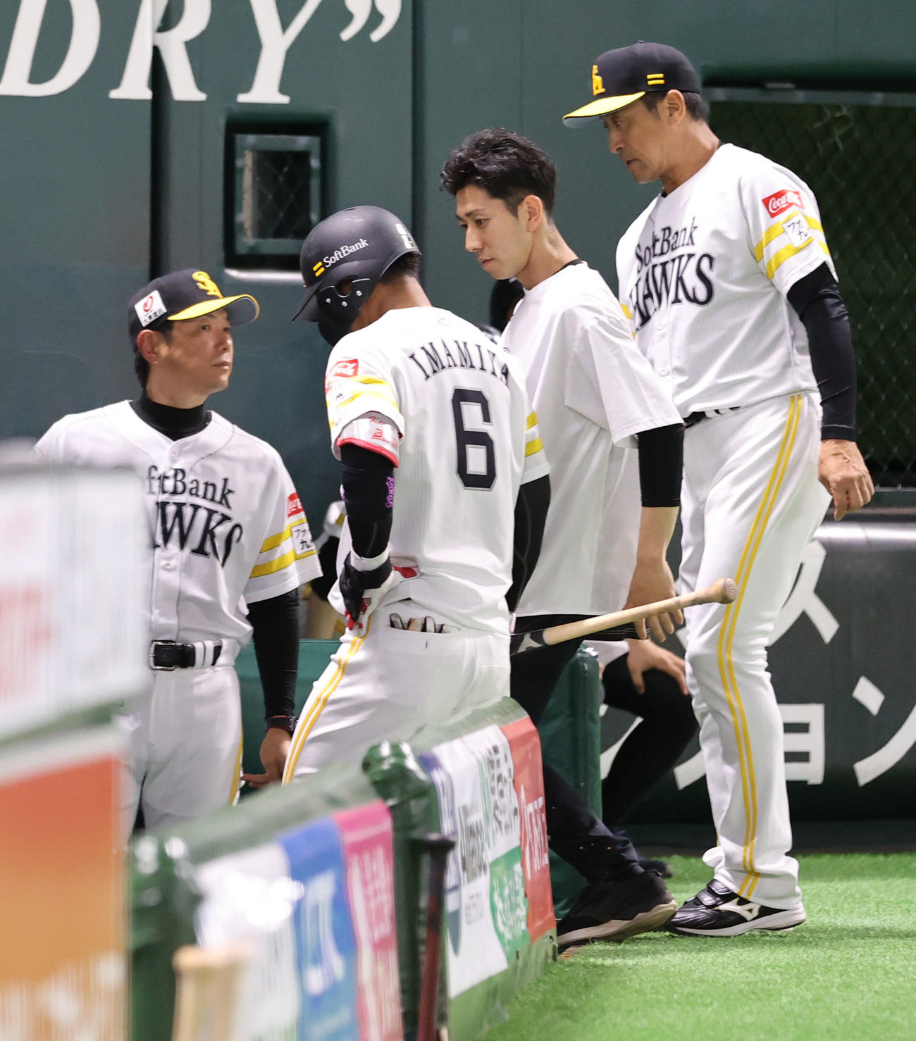 ソフトバンク対DeNA 5回途中に交代する今宮（撮影・梅根麻紀）