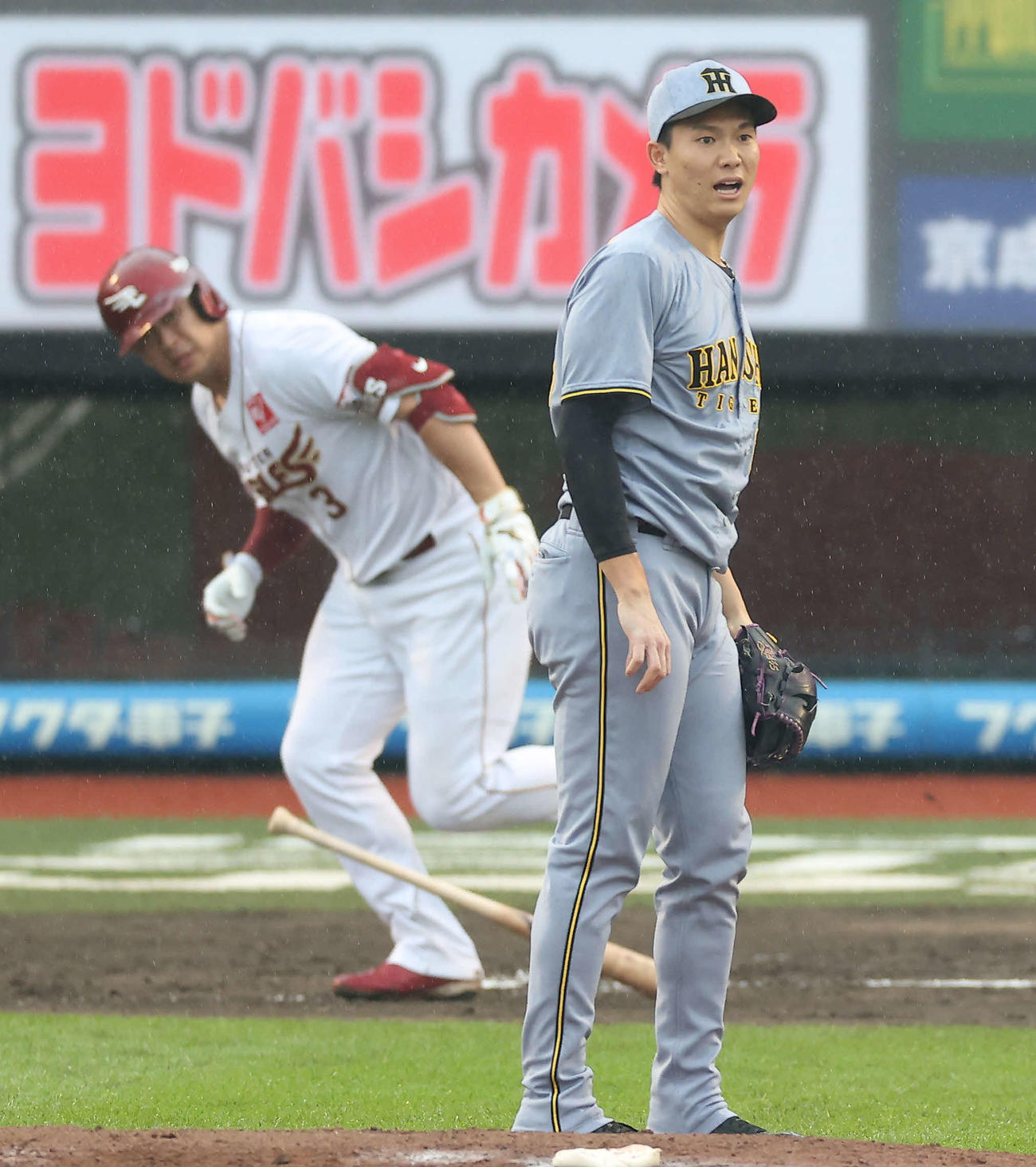 楽天対阪神　6回裏楽天無死、浅村に左前打を浴びる湯浅（撮影・河田真司）
