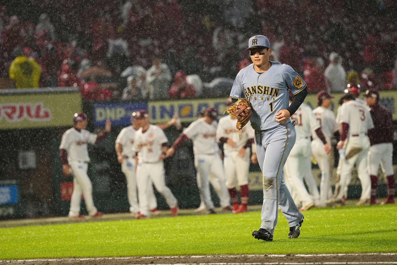 楽天対阪神　サヨナラ負けで引き揚げる森下（撮影・井上学）