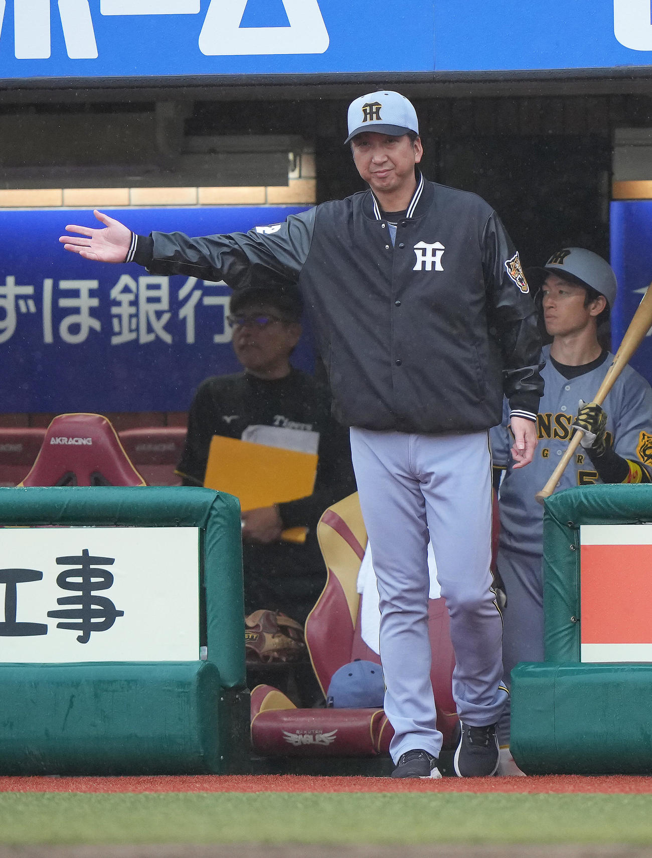 楽天対阪神　選手交代を告げる阪神藤川監督（撮影・足立雅史）