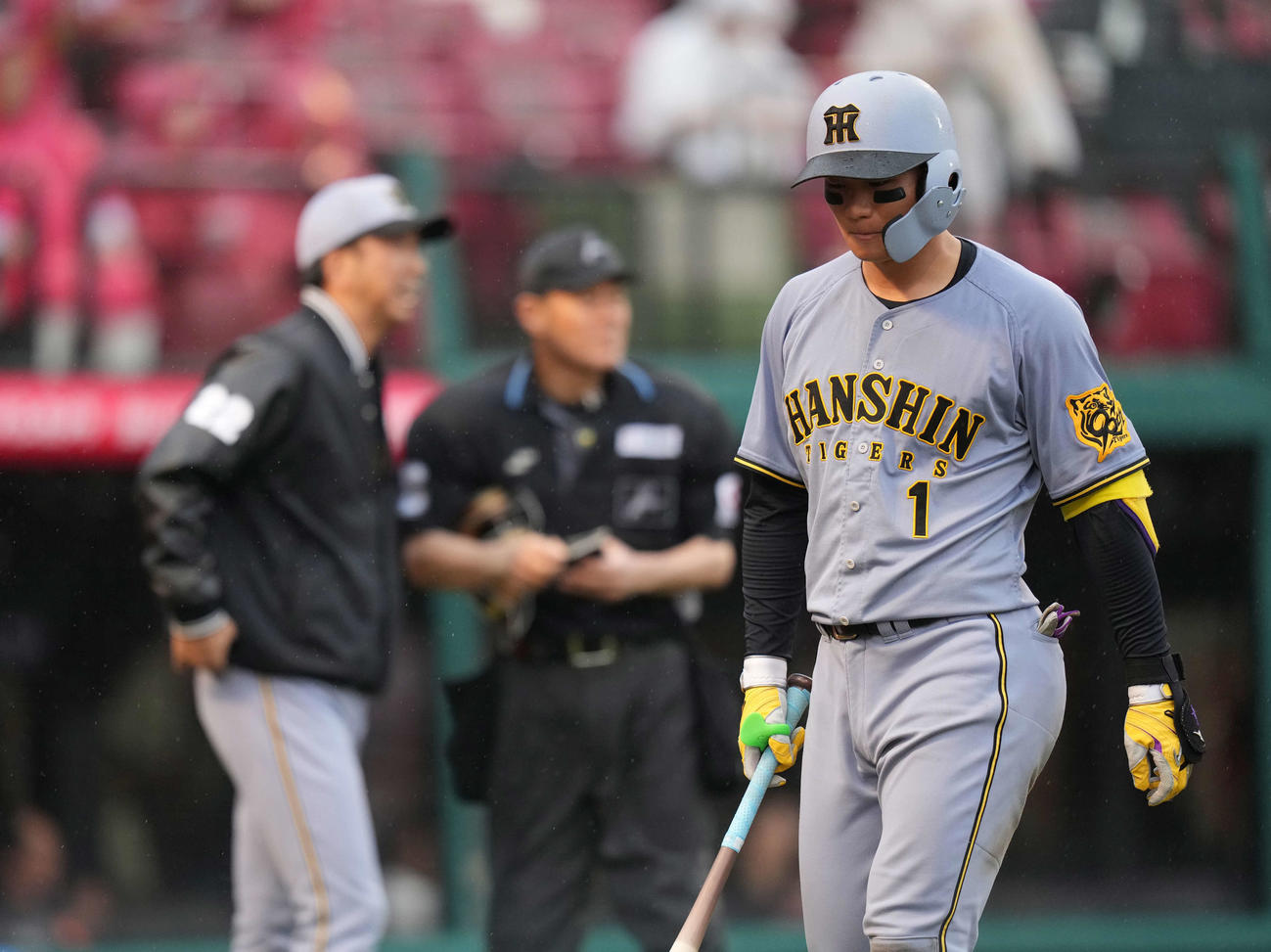楽天対阪神　8回表阪神2死満塁、三振の終わる森下。後方は藤川監督（撮影・井上学）