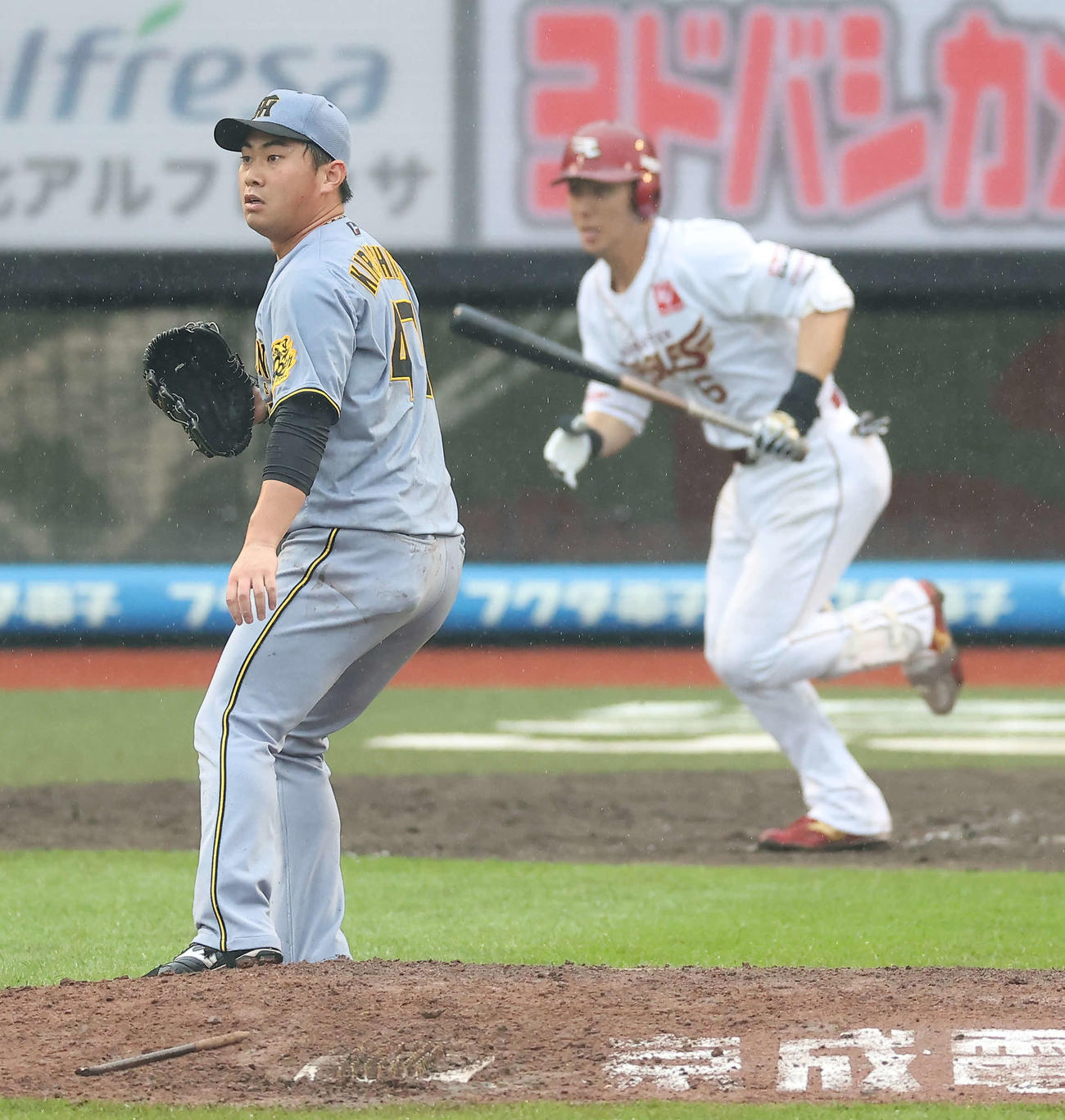 楽天対阪神　7回裏楽天無死一、二塁、村林に右前適時打を浴びる桐敷（撮影・河田真司）