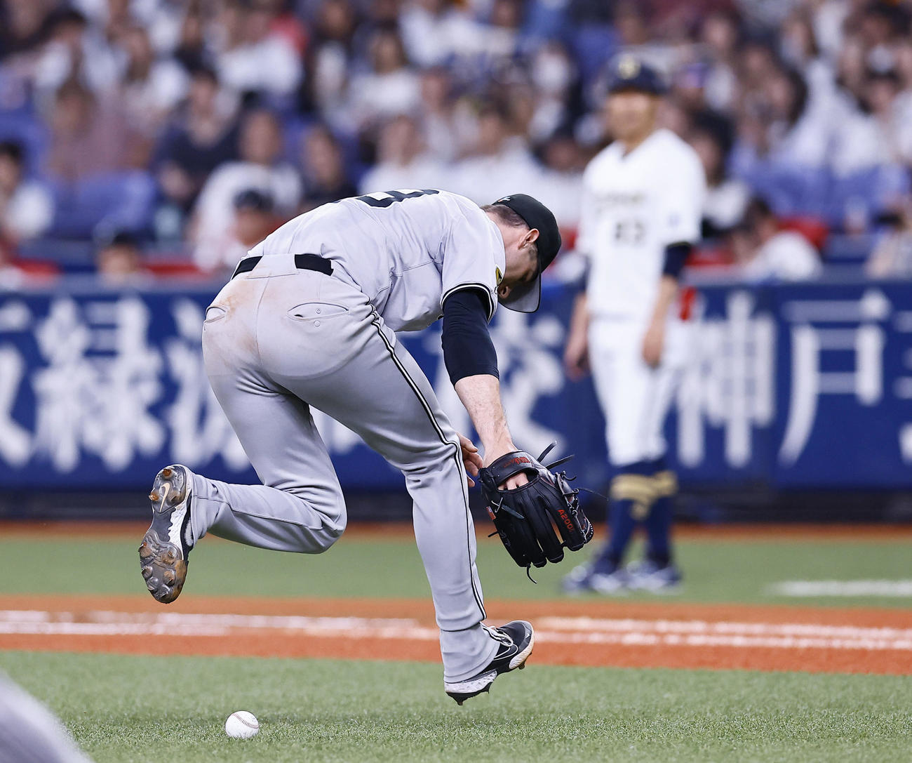 オリックス対巨人　8回裏オリックス無死一塁、宗の投前犠打を取り損ねるグリフィン（撮影・藤尾明華）