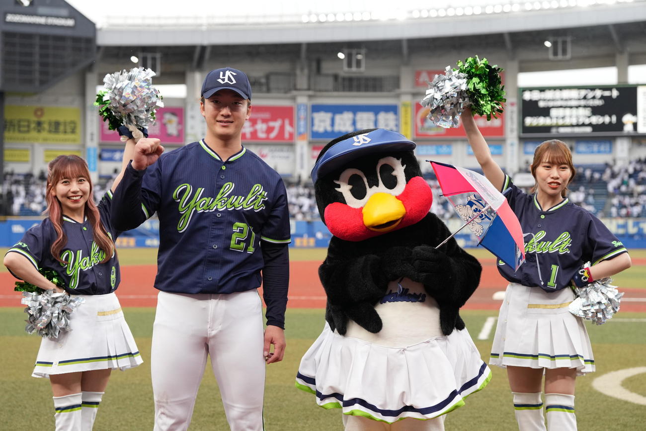 ロッテ対ヤクルト　今季3勝目を挙げたヤクルト先発の吉村（左）はつばみの祝福を受ける（撮影・小沢裕）