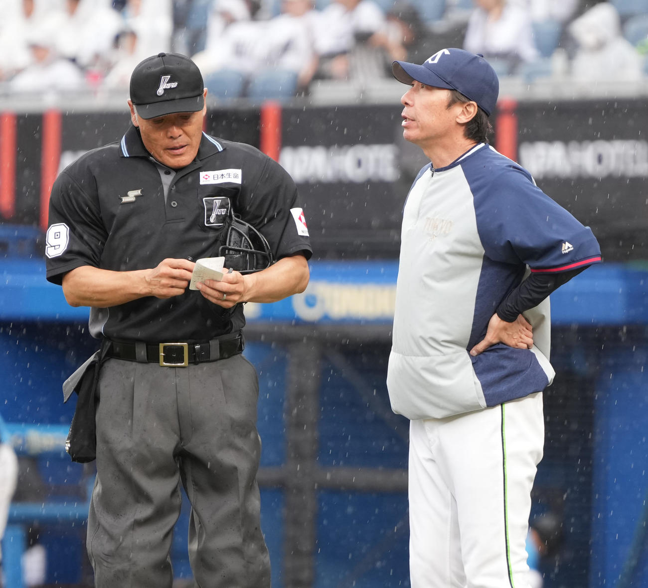 ロッテ対ヤクルト　選手交代を告げるヤクルト高津監督（撮影・小沢裕）