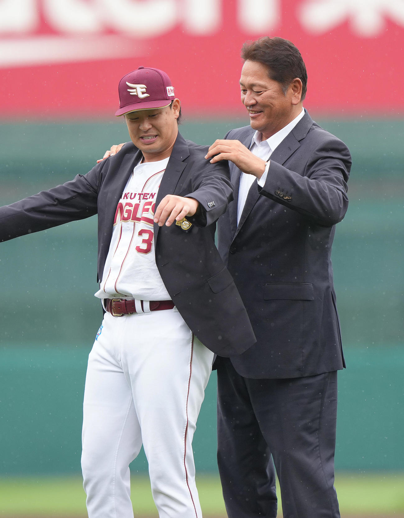 名球会ブレザーを佐々木氏から着せてもらう楽天浅村（撮影・足立雅史）