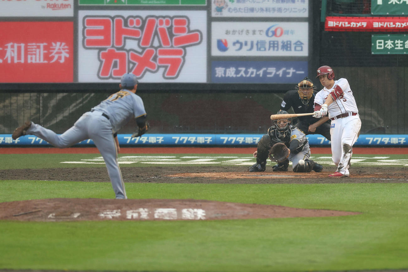 楽天対阪神　7回裏楽天無死満塁、左前同点適時打を放つ浅村。投手桐敷（撮影・河田真司）