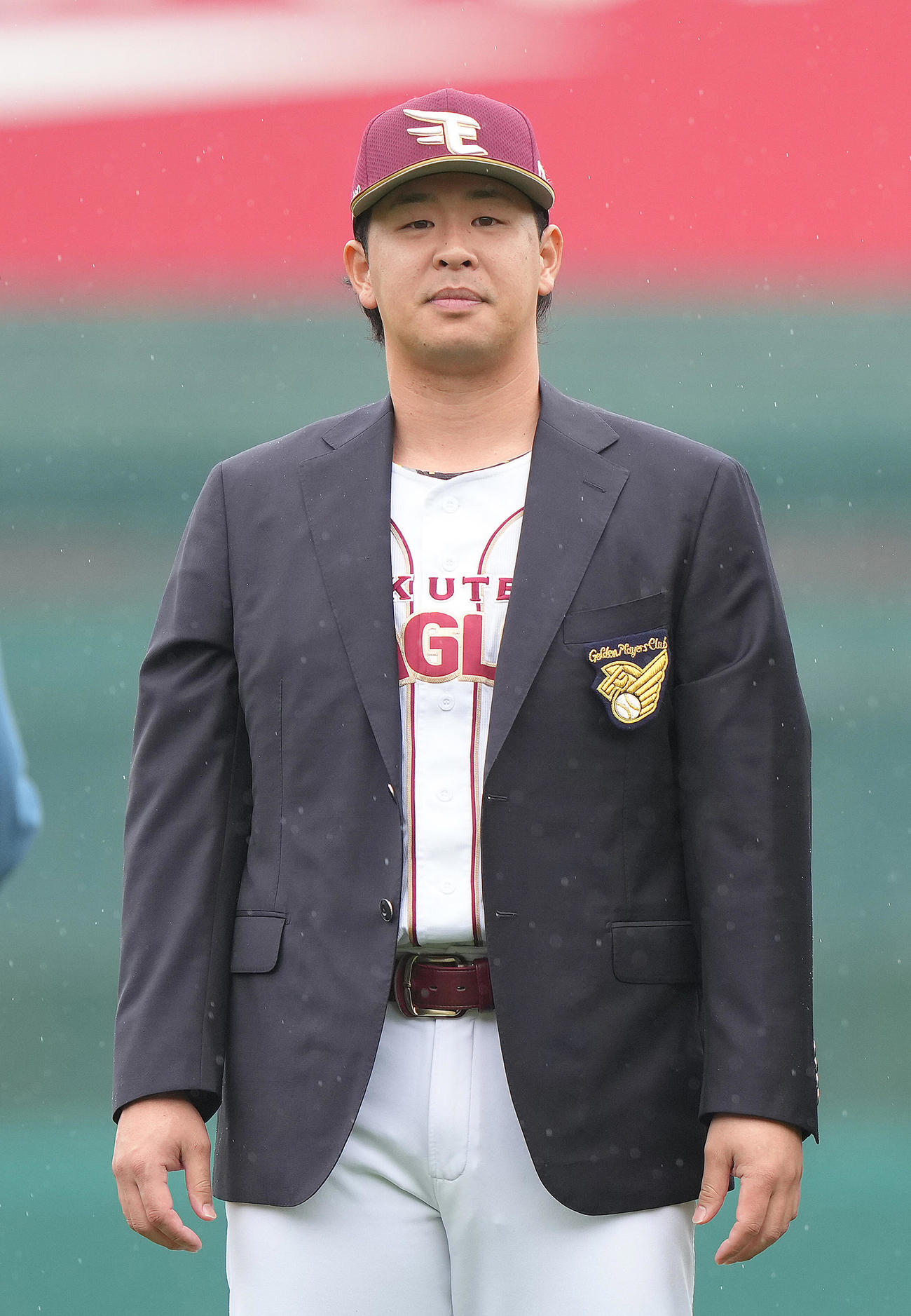 楽天対阪神　名球会入りのブレザーに袖を通した楽天浅村（撮影・足立雅史）