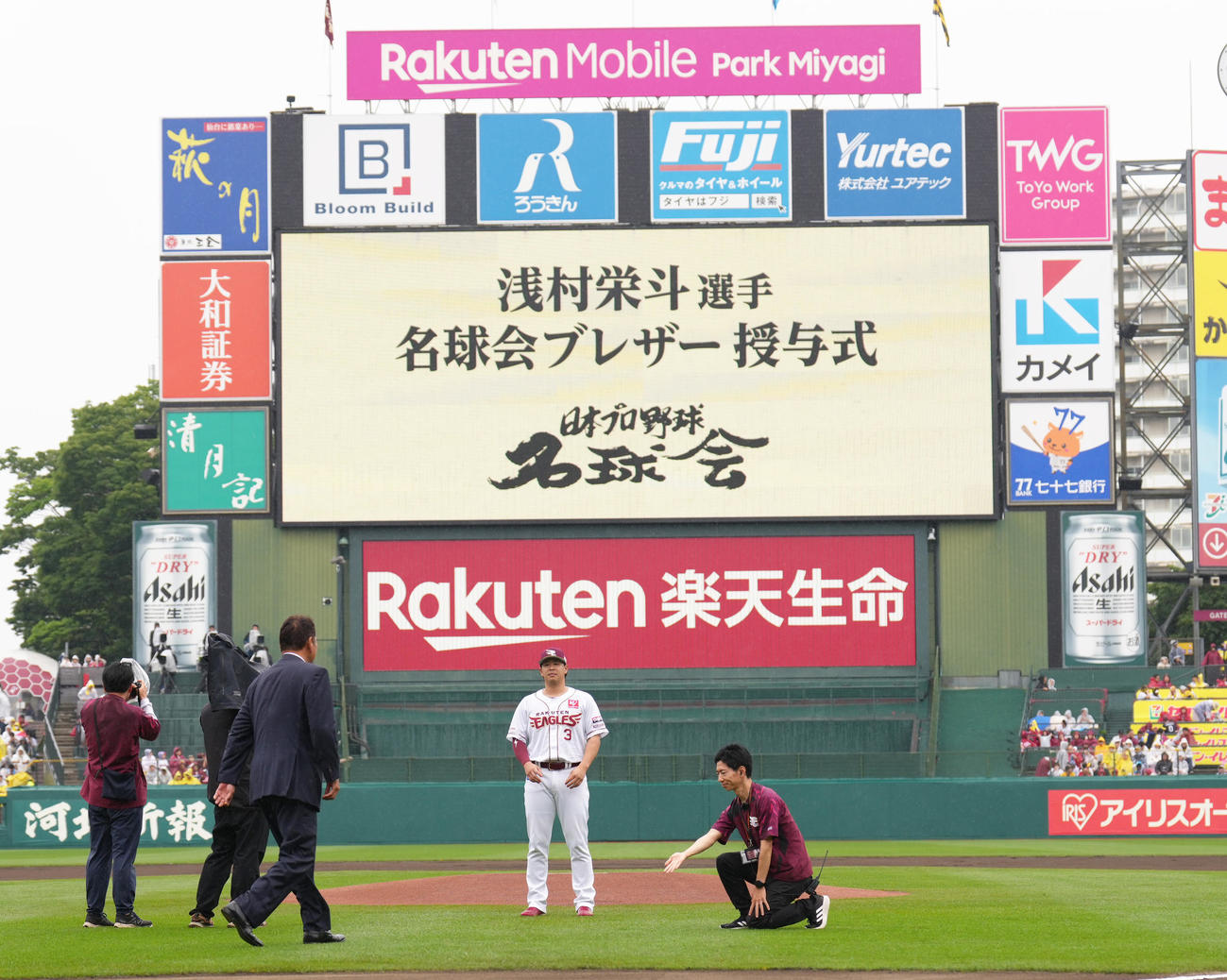 名球会入りのブレザー授与式に臨んだ楽天浅村（撮影・足立雅史）