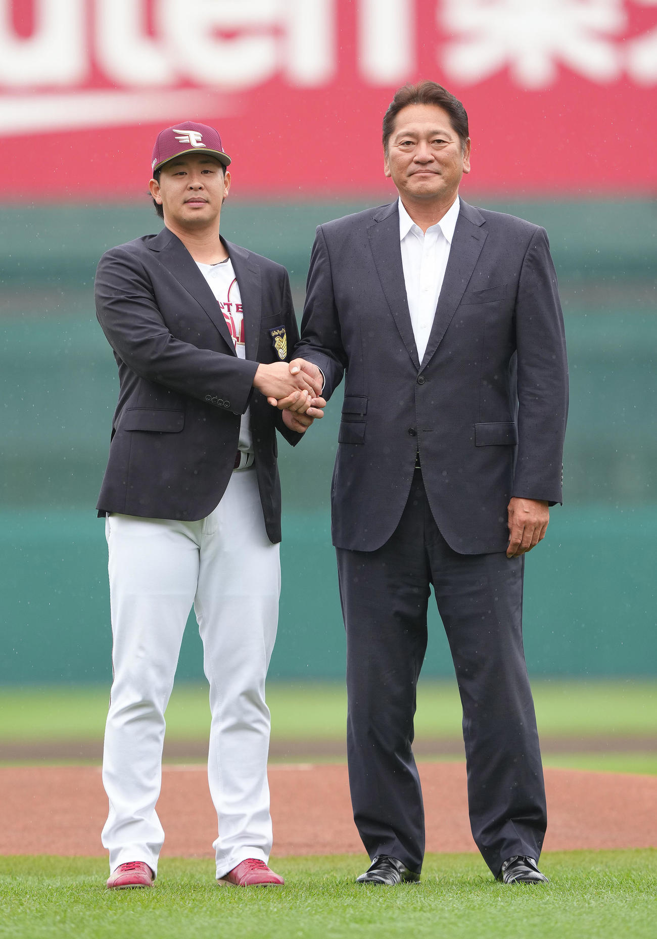 名球会のブレザーに袖を通した楽天浅村（左）は佐々木主氏との記念撮影に臨む（撮影・足立雅史）