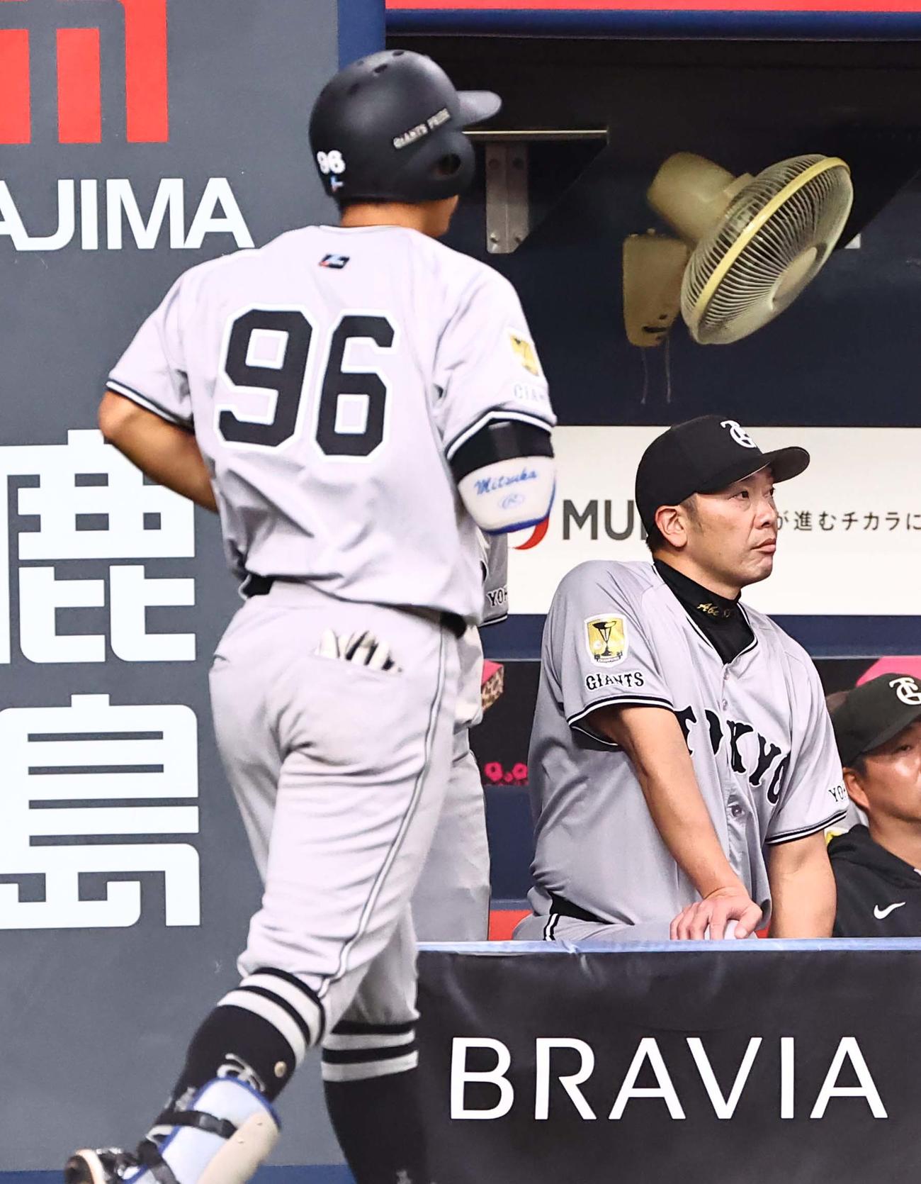 オリックス対巨人　8回表巨人1死、3打席連続三振に倒れベンチに引き揚げる三塚（左）と阿部監督（撮影・上田博志）