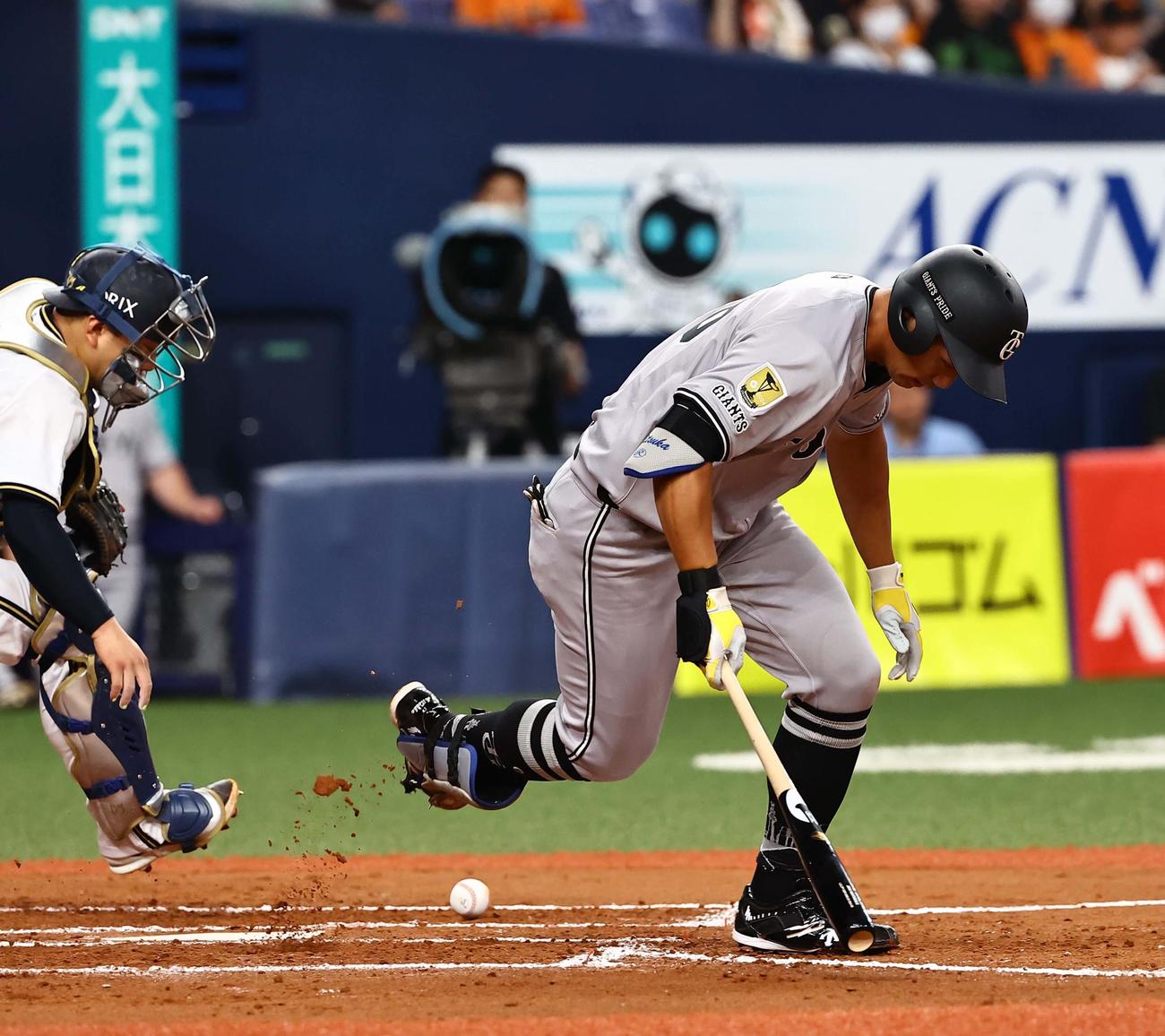 オリックス対巨人　8回表巨人1死、三塚は3打席連続三振に倒れる（撮影・上田博志）