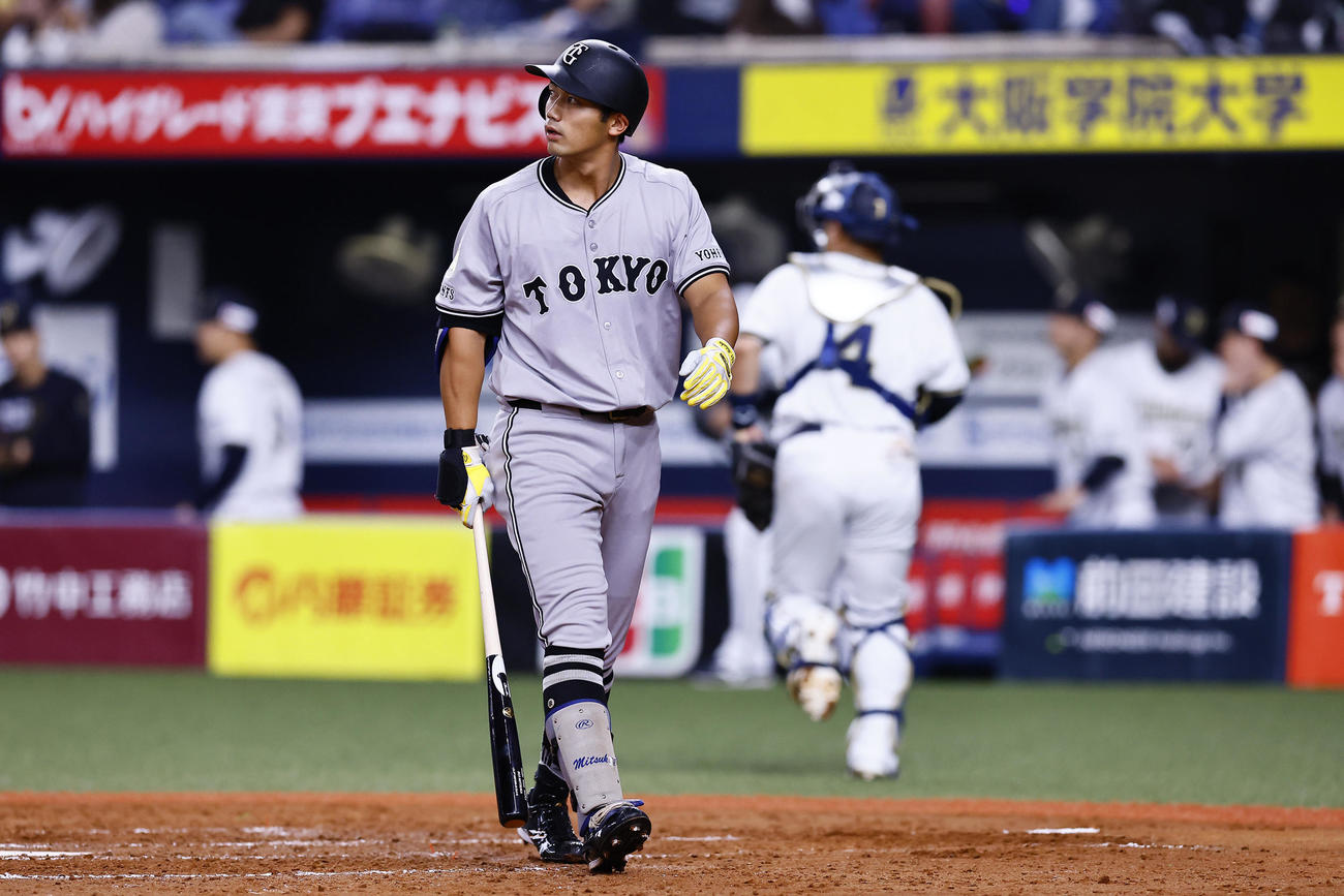 オリックス対巨人　5回表巨人2死、三塚は見逃し三振に倒れる（撮影・藤尾明華）