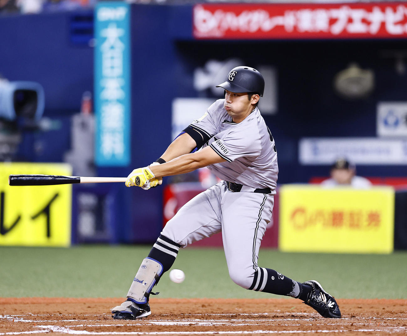 オリックス対巨人　8回表巨人1死、3打席連続三振に倒れる三塚（撮影・藤尾明華）