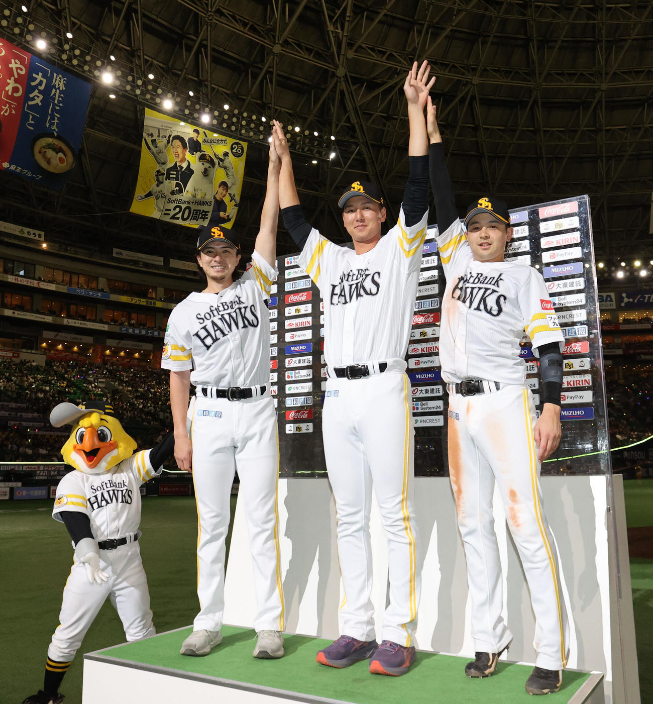 ソフトバンク対DeNA　身長の高い秋広を挟んでハイタッチする上沢と川瀬（右）（撮影・梅根麻紀）