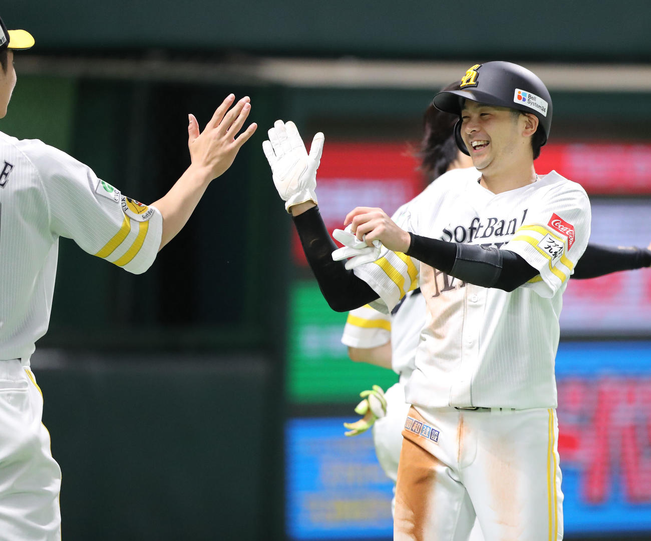 ソフトバンク対DeNA 5回裏に適時二塁打を放った川瀬は笑顔でナインとハイタッチ（撮影・梅根麻紀）