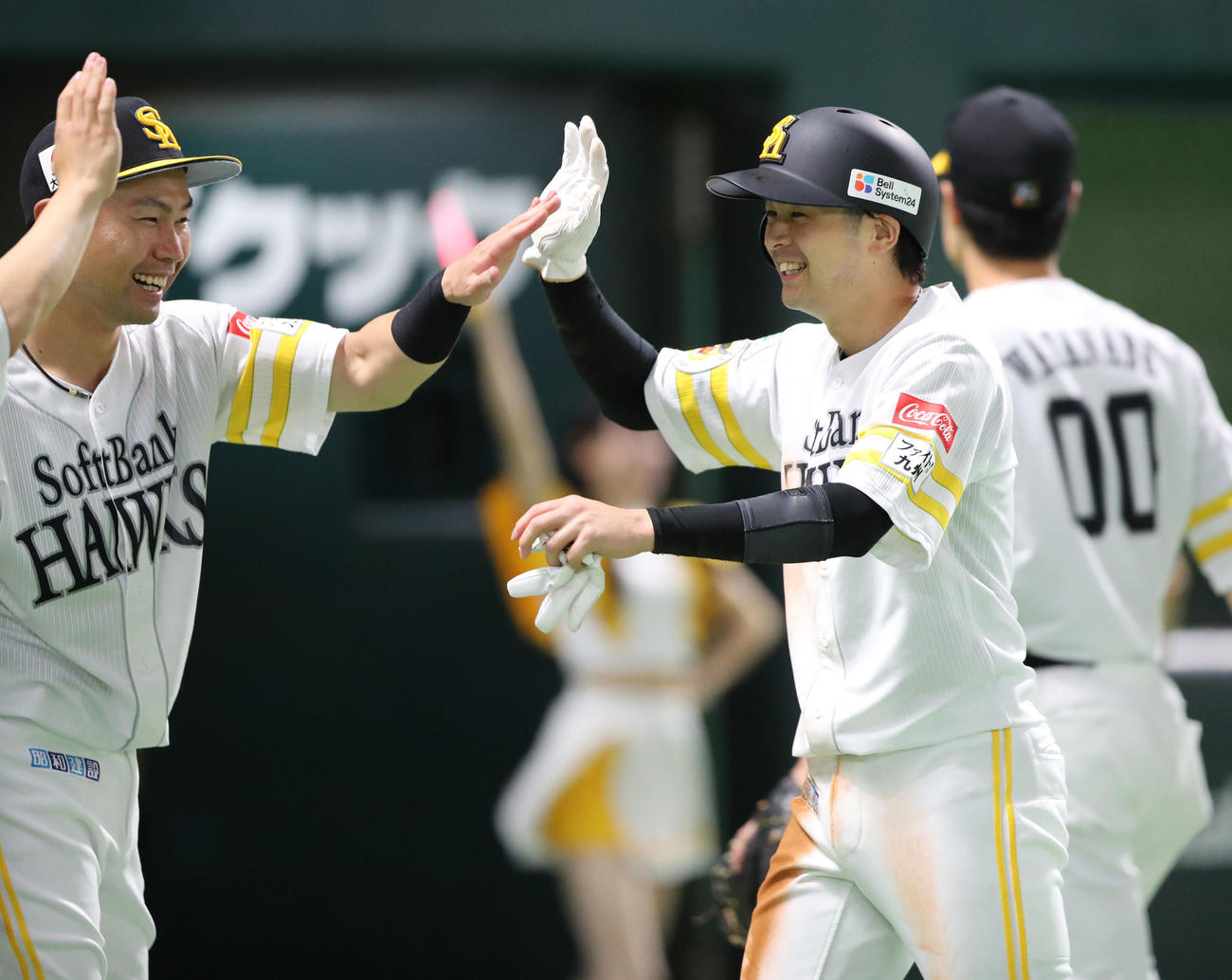 ソフトバンク対DeNA 5回裏に適時二塁打を放った川瀬は笑顔でナインとハイタッチ（撮影・梅根麻紀）