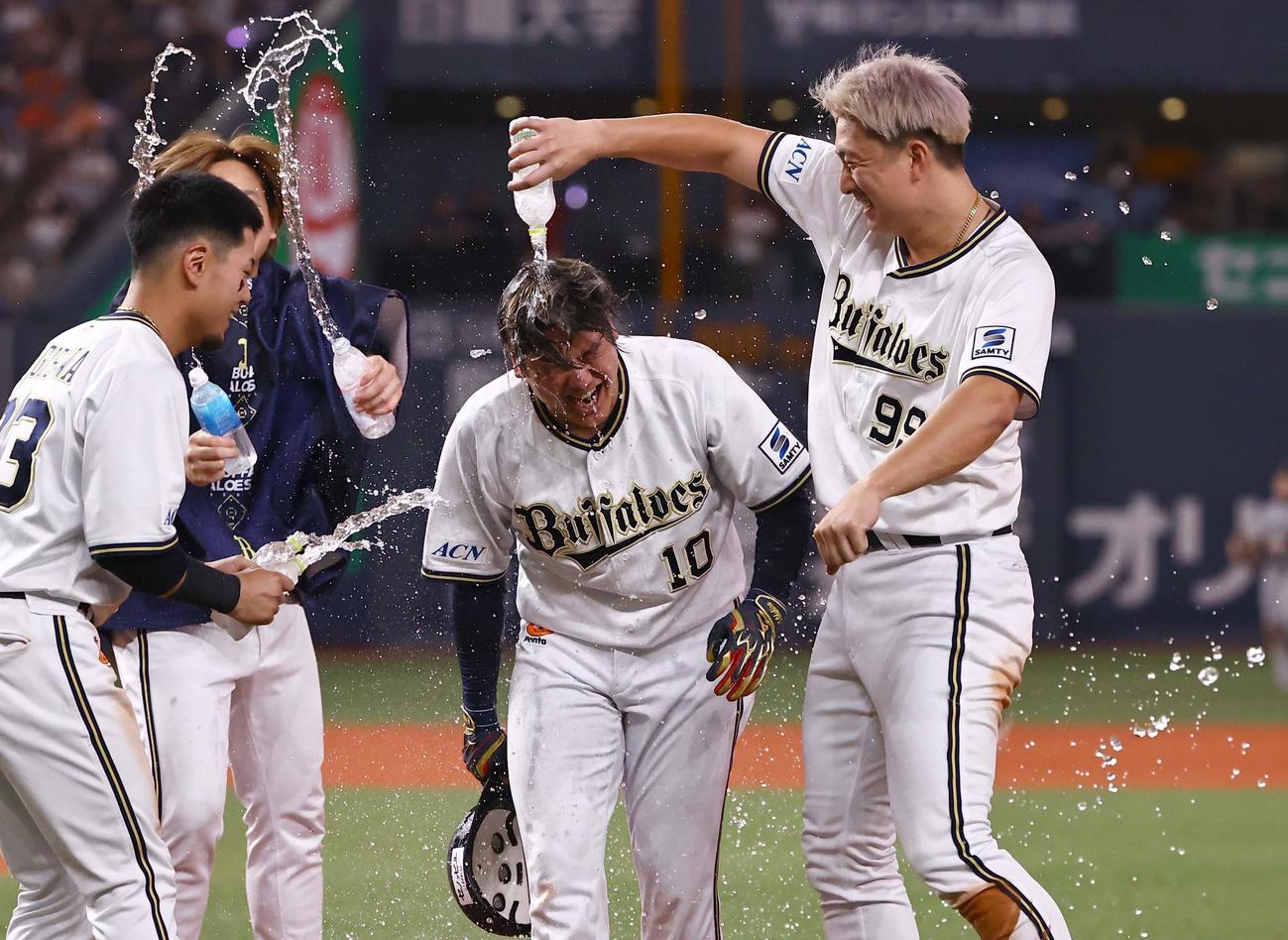 オリックス対巨人　11回裏オリックス1死満塁、サヨナラ四球を選んだ大城（中央）はウオーターシャワーを浴びる（撮影・上田博志）