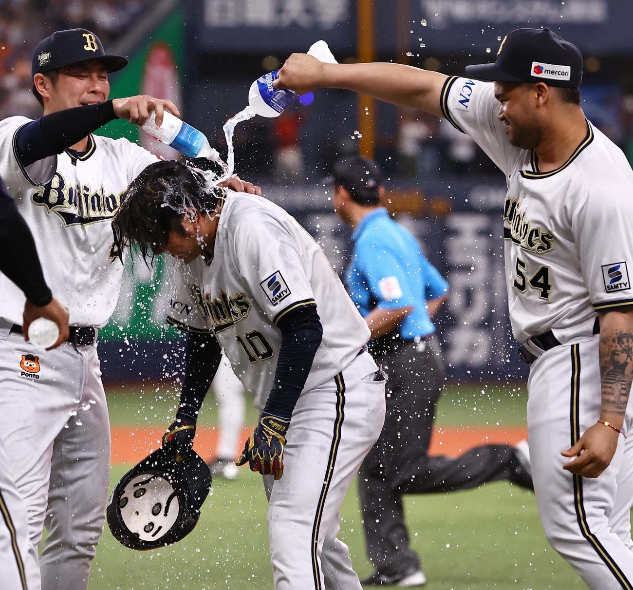 オリックス対巨人　11回裏オリックス1死満塁、サヨナラ四球を選んだ大城（中央）はウオーターシャワーを浴びる（撮影・上田博志）