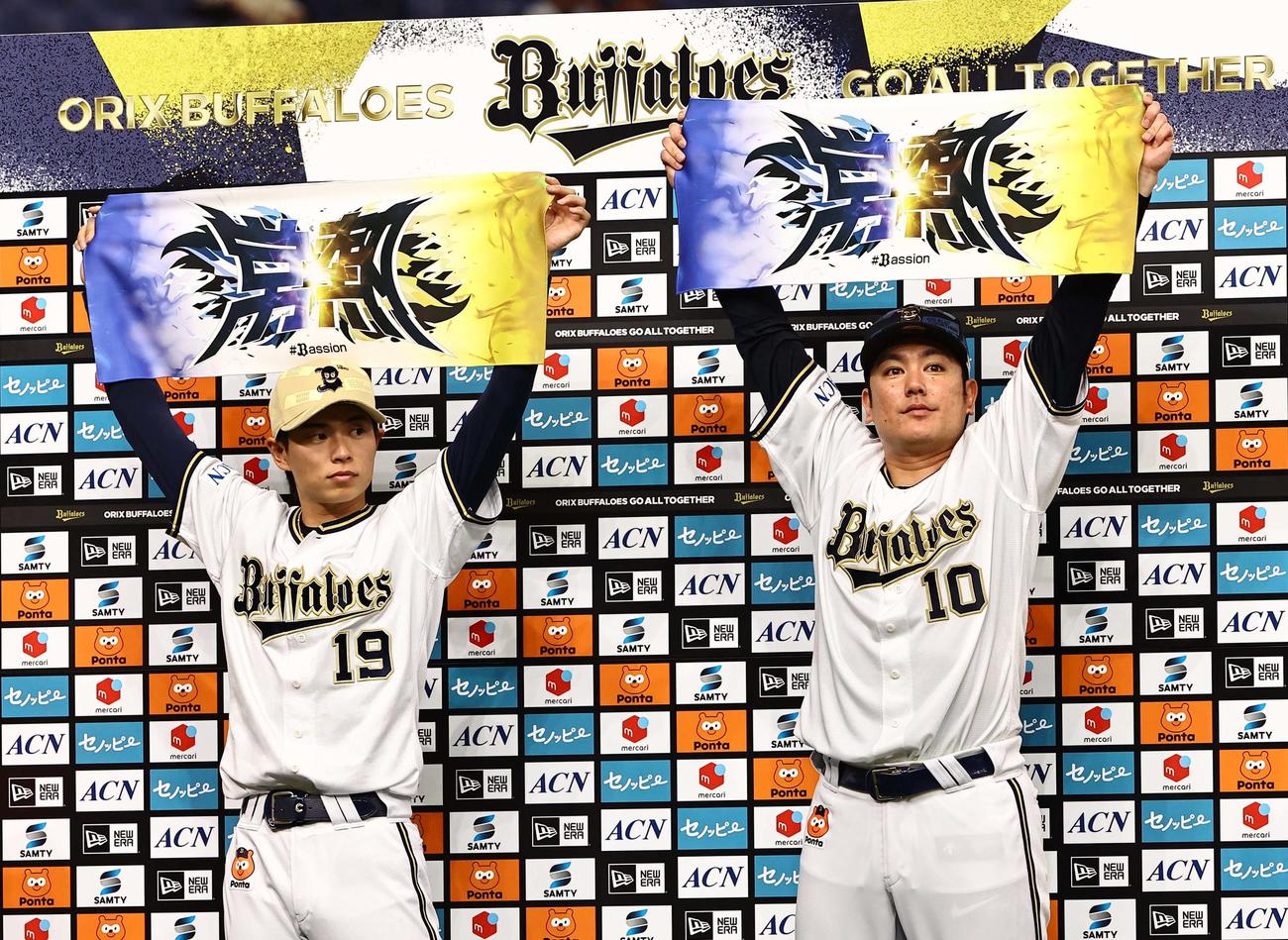 オリックス対巨人　お立ち台でタオルを掲げる大城（右）と山岡（撮影・上田博志）