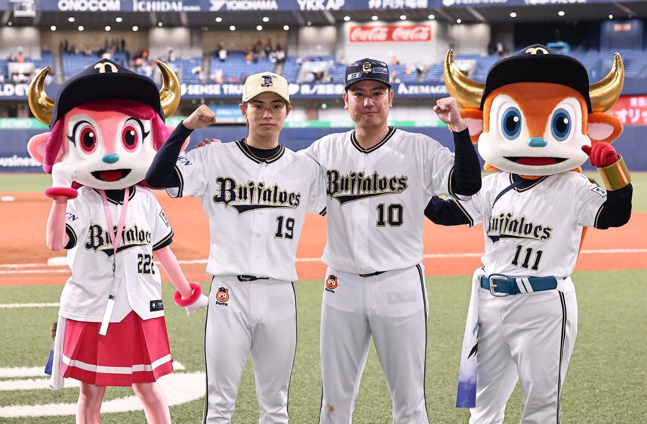 オリックス対巨人　ヒーローインタビューを終えガッツポーズをする大城（中央右）と山岡（撮影・上田博志）
