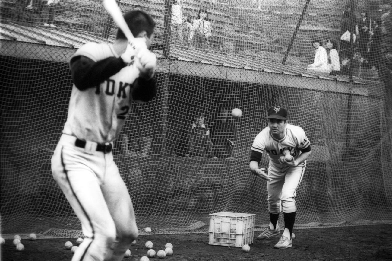 秋季キャンプで中畑清（左）を指導する長嶋茂雄監督（1979年10月撮影）