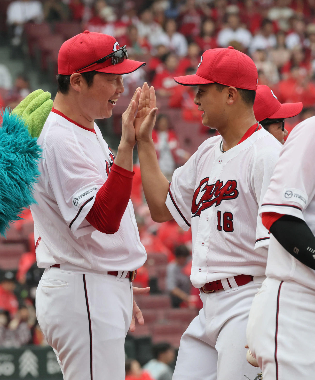 2025年6月8日、西武戦で完封勝利の森翔平（右）を迎える新井監督