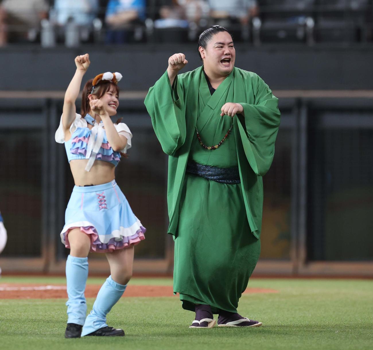 日本ハム対広島　「きつねダンス」を踊る一山本（撮影・黒川智章）