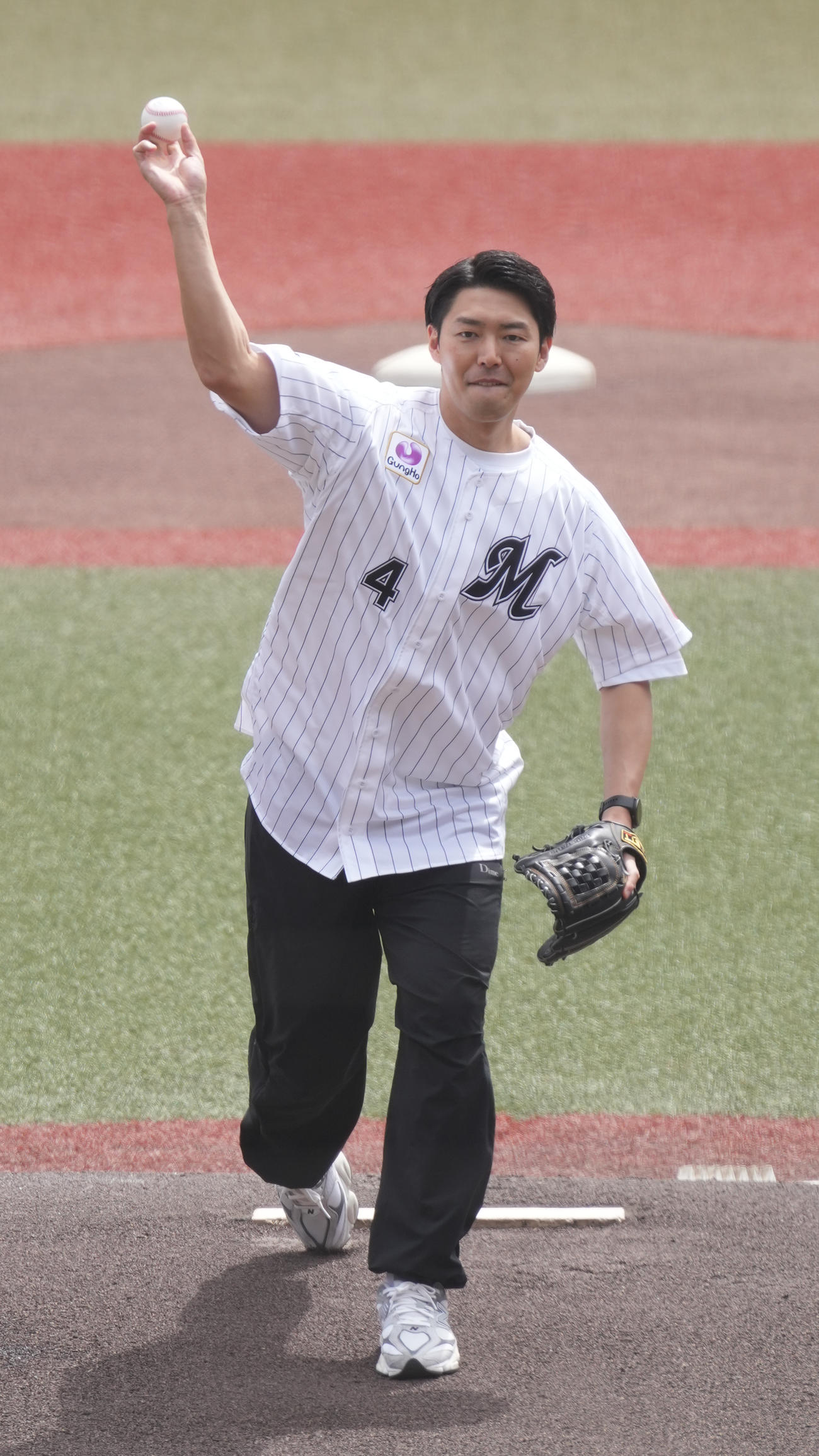 ロッテ対ヤクルト　セレモニアルピッチをする千葉ジェッツ田代（撮影・小沢裕）