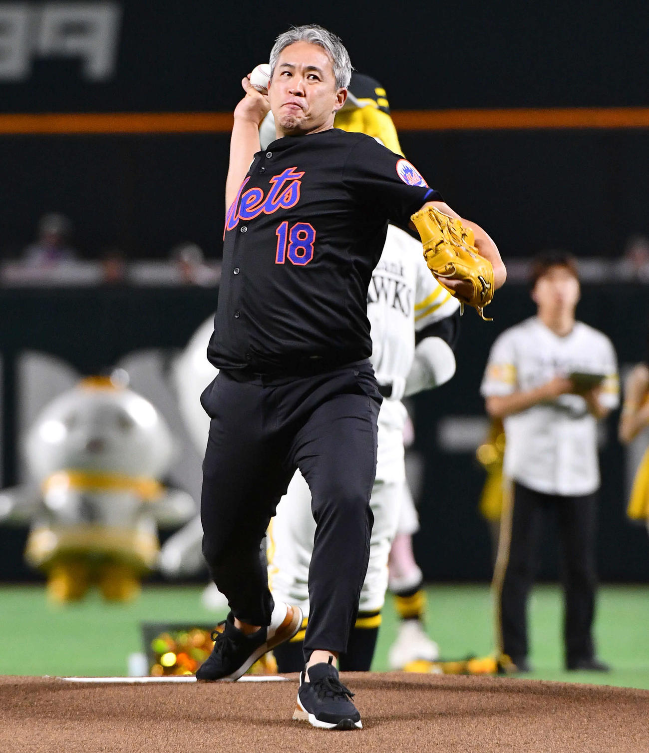 ソフトバンク対DeNA　セレモニアルピッチを務めた五十嵐亮太氏（撮影・岩下翔太）