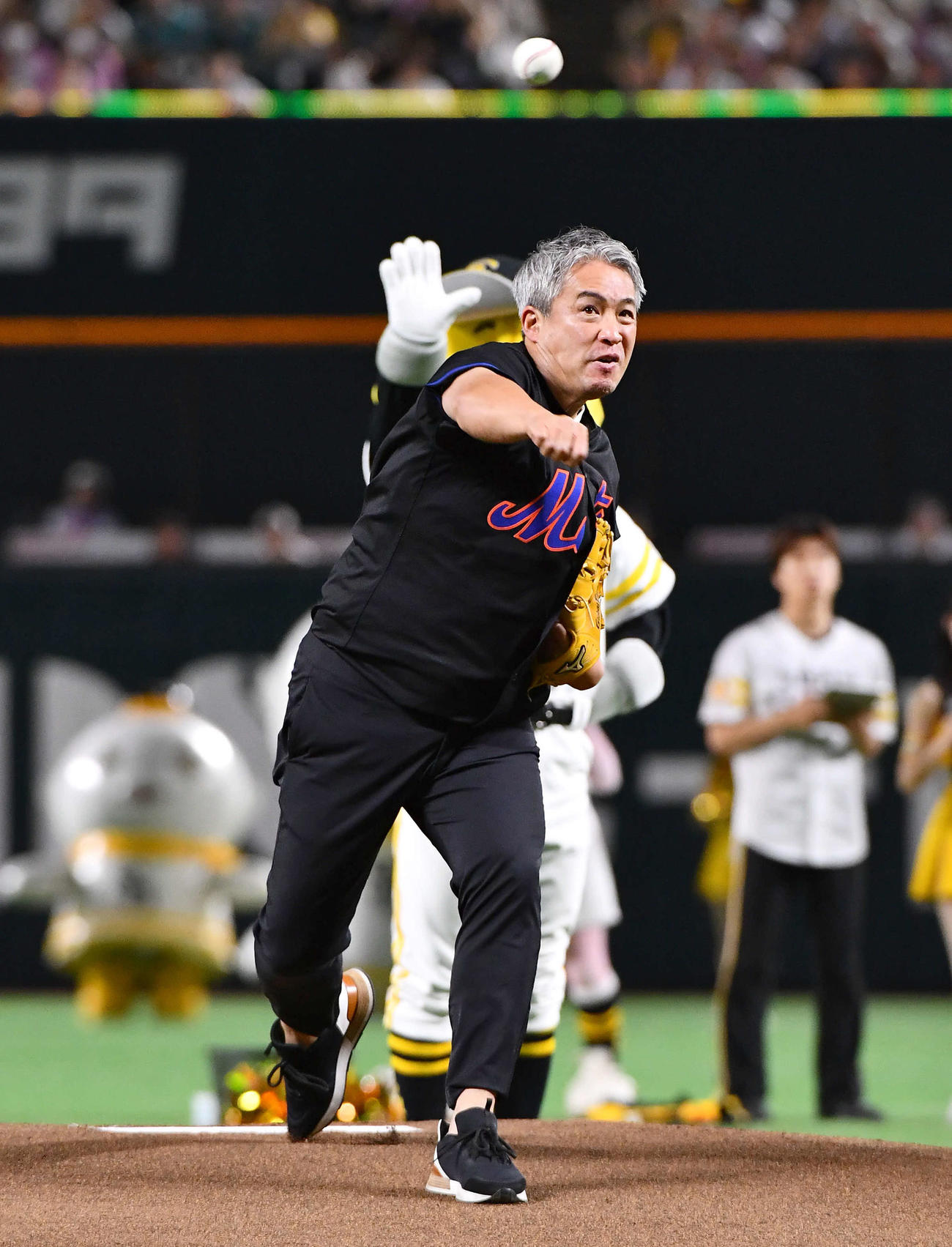 ソフトバンク対DeNA　セレモニアルピッチを務めた五十嵐亮太氏（撮影・岩下翔太）