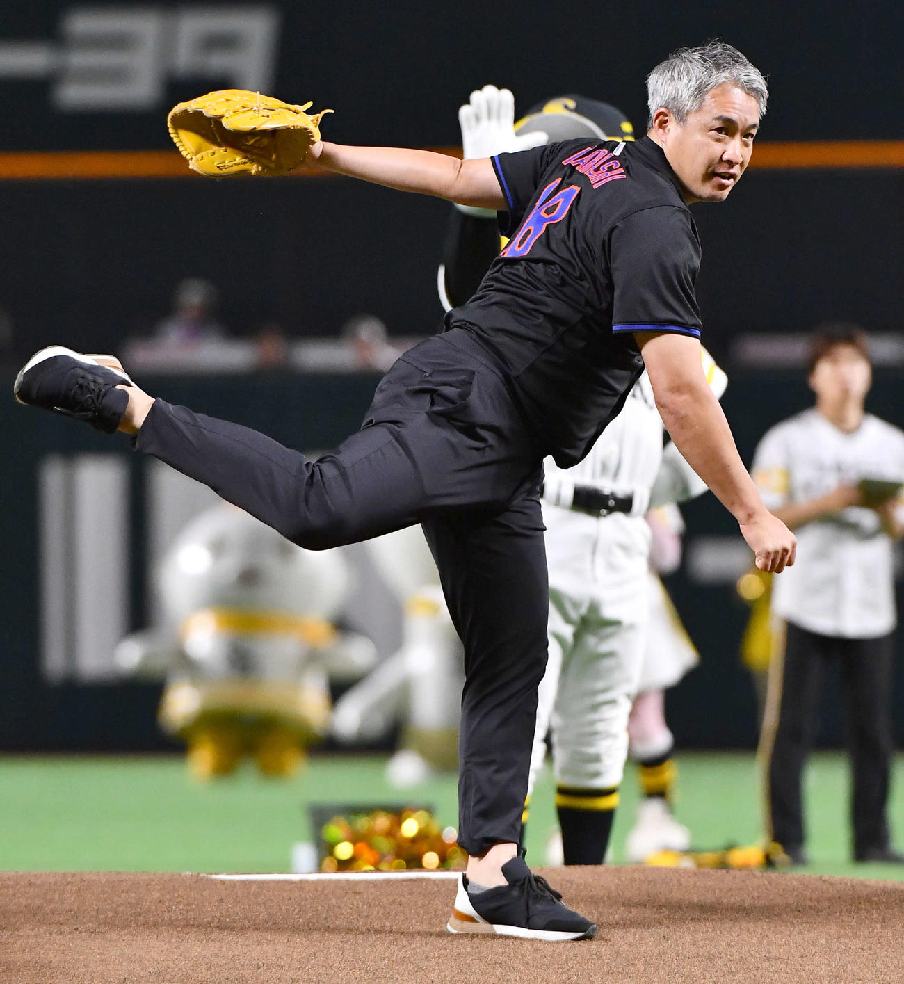 ソフトバンク対DeNA　セレモニアルピッチを務めた五十嵐亮太氏（撮影・岩下翔太）