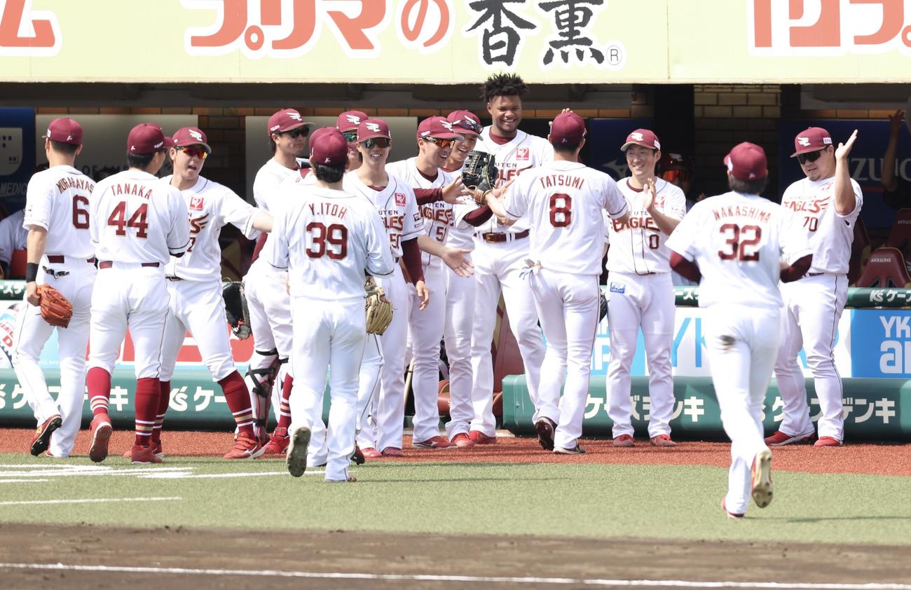 楽天対阪神　4回表を終え、ヘルナンデスの中飛を好捕した辰己（右から4人目）を迎えるナイン（撮影・河田真司）