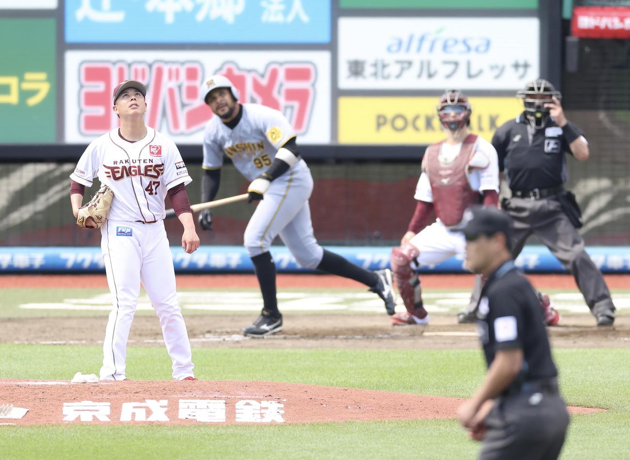 楽天対阪神　4回表阪神2死一、三塁、ヘルナンデスを中飛に抑える藤井（撮影・河田真司）