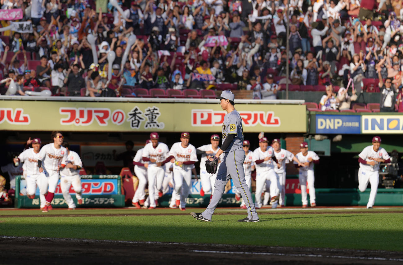 楽天対阪神　12回裏楽天1死一、三塁、代打黒川にサヨナラ打を浴びた湯浅（撮影・足立雅史）