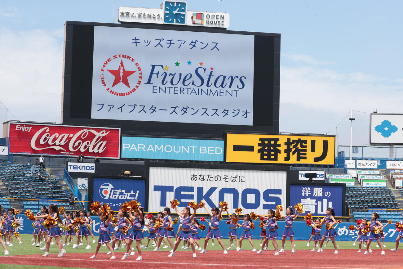東北福祉大対福井工大決勝の試合前にキッズチアダンスが披露された（撮影・柴田隆二）