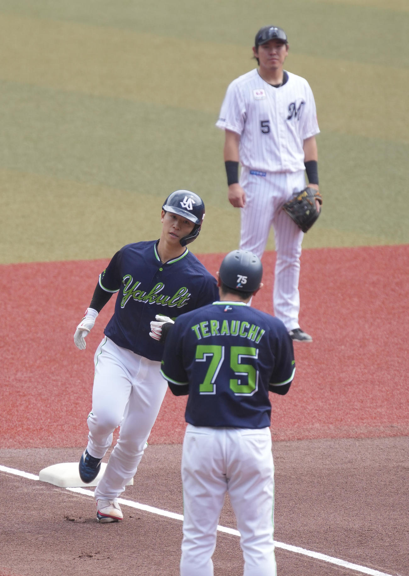 ロッテ対ヤクルト　1回表ヤクルト1死一塁、内山（左）は左越えに先制2点本塁打を放ち三塁をまわる（撮影・小沢裕）