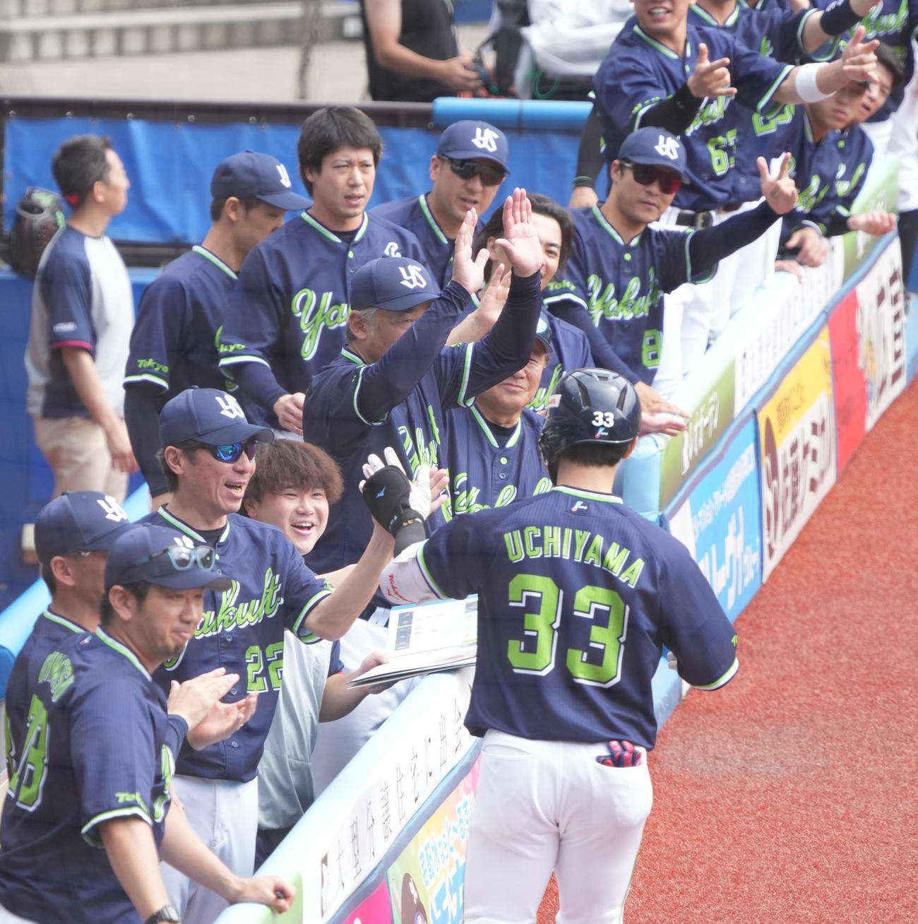 ロッテ対ヤクルト　1回表ヤクルト1死一塁、内山（右手前）は左越えに先制2点本塁打を放ち高津監督らベンチのナインの祝福を受ける（撮影・小沢裕）