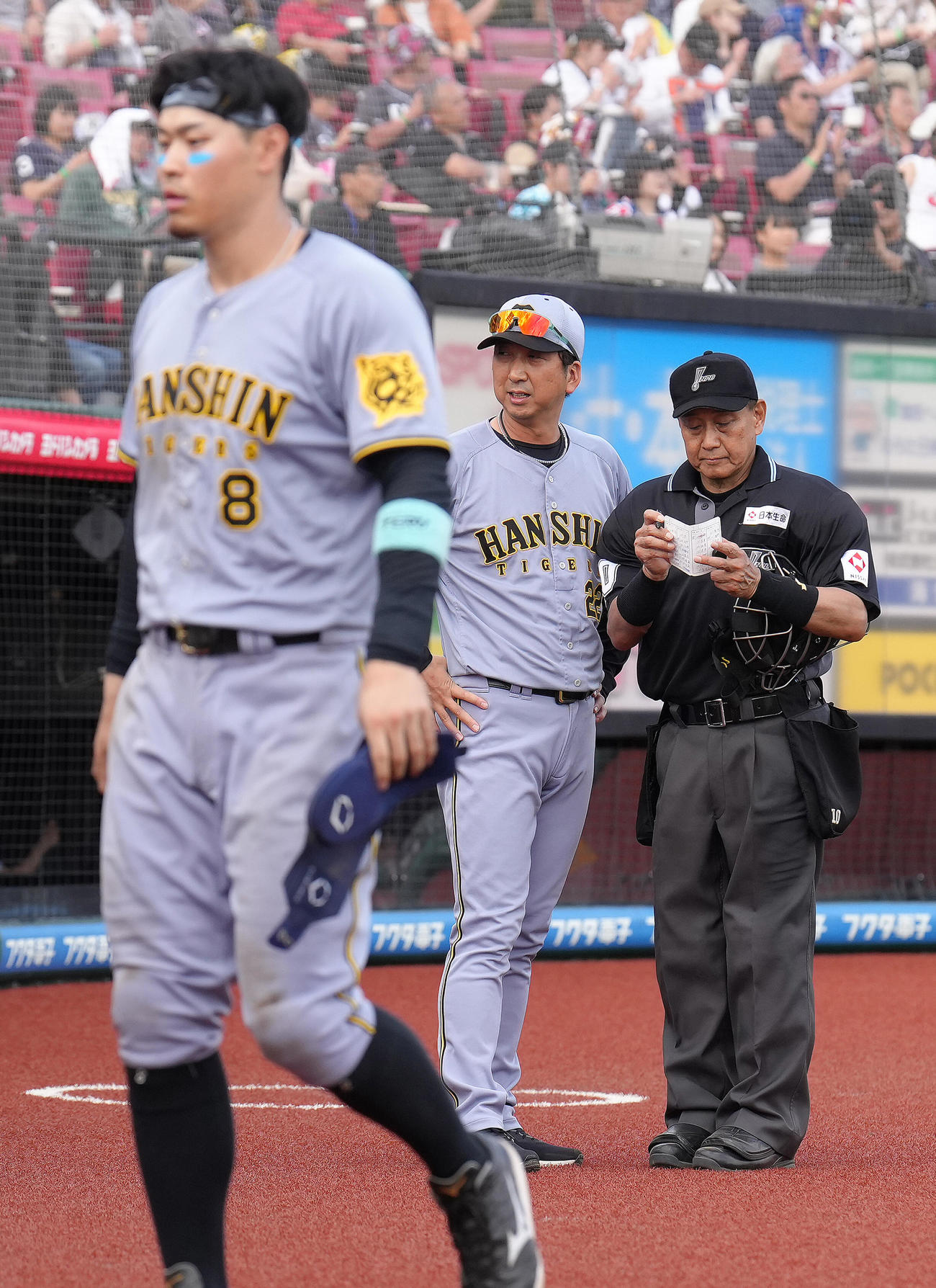 楽天対阪神　11回表阪神2死一、二塁、梅野が右飛に倒れ、残塁の佐藤輝（手前）はがっくりとベンチに戻る。後方は藤川監督（撮影・足立雅史）