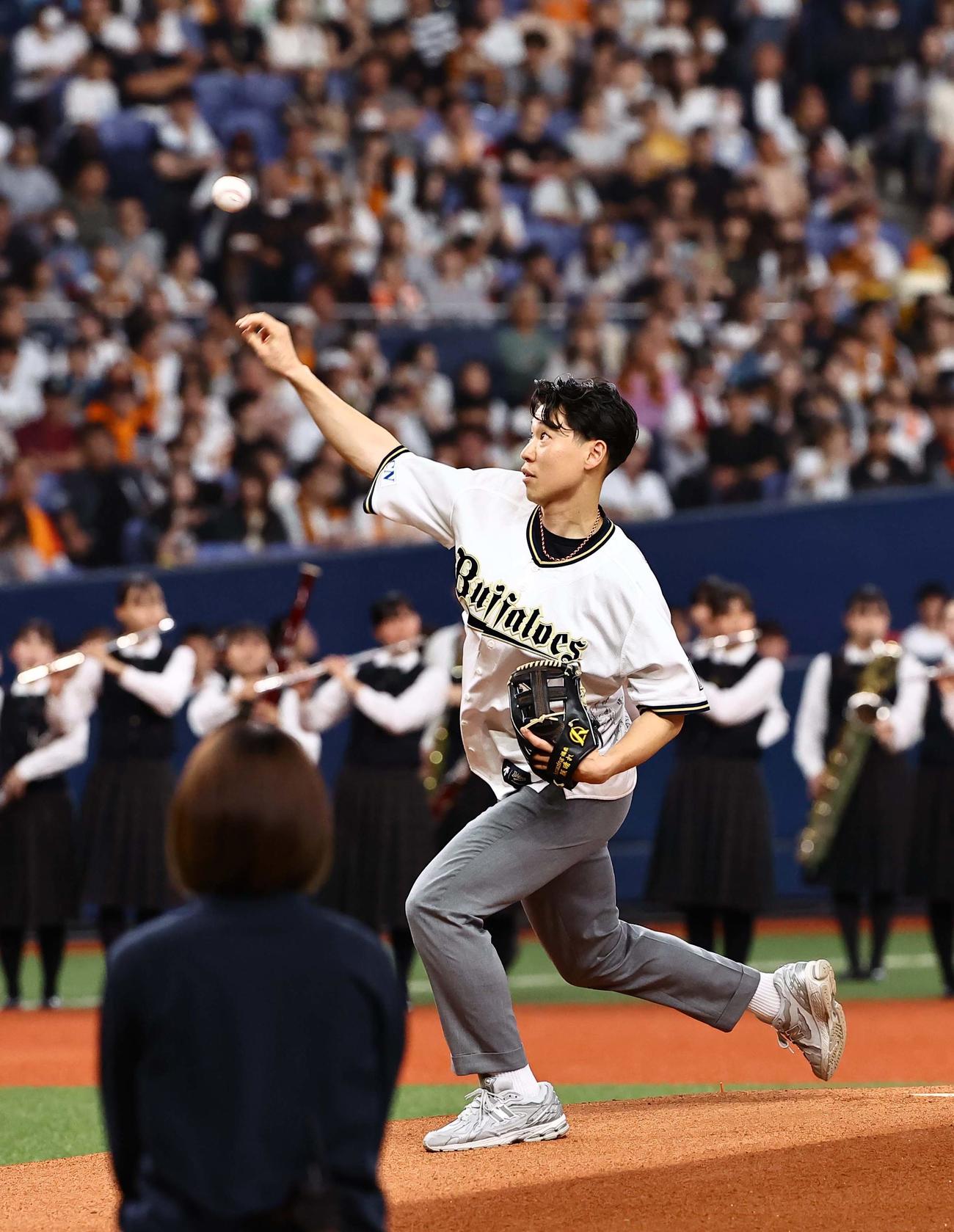 オリックス対巨人　プレ始球式を務める大阪桐蔭OBの福森大翔さん（撮影・上田博志）