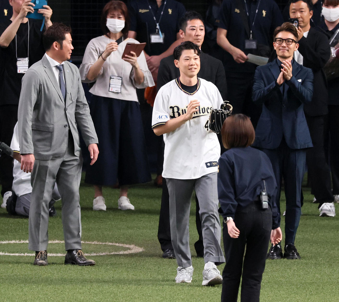 オリックス対巨人　特別始球式を行う福森大翔さん。左は岩田氏、中央右は西岡氏（撮影・加藤哉）