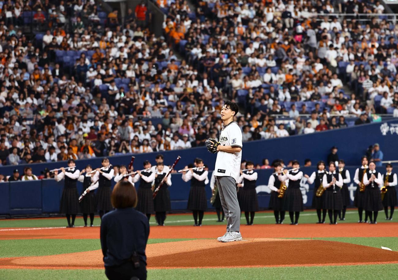 オリックス対巨人　プレ始球式を務める大阪桐蔭OBの福森大翔さん（撮影・上田博志）